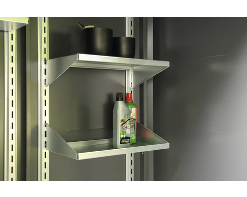 Système d''étagères avec surfaces de rangement et produits dans l''espace de stockage.