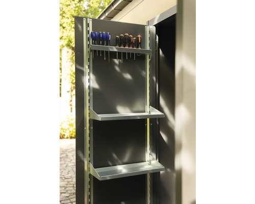 Armoire à outils ouverte avec outils et étagères