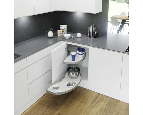 Küchenecke mit Schwenkauszug für Eckschränke, ausgestattet mit Geschirr und Küchenutensilien zur optimalen Raumnutzung.