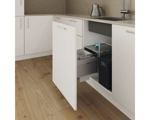 Küchenspüle mit Mülltrennsystem in einem weißen Küchenschrank