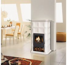 Kaminofen mit Holzlager in hellem Wohnraum