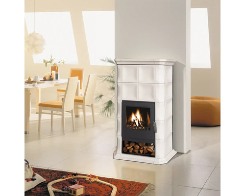 Kaminofen mit Holzlager in hellem Wohnraum