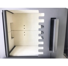 Innenansicht eines modularen Regalsystems mit Fächern und Regalböden