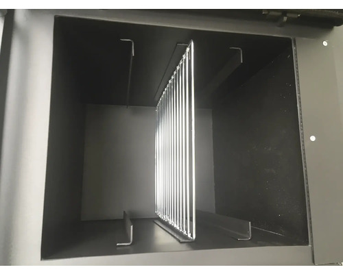 Innenansicht eines Kamins mit Rost