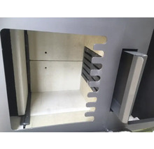 Innenansicht eines Kaminofens mit Feuerraumauskleidung und Rost