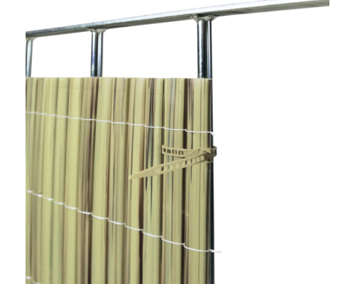 Bambusmatte mit Kabelbinder befestigt