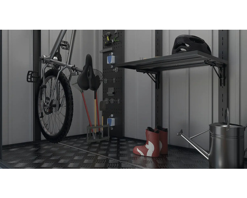 Vue intérieure d''une remise de jardin avec des outils, un vélo et des étagères de rangement