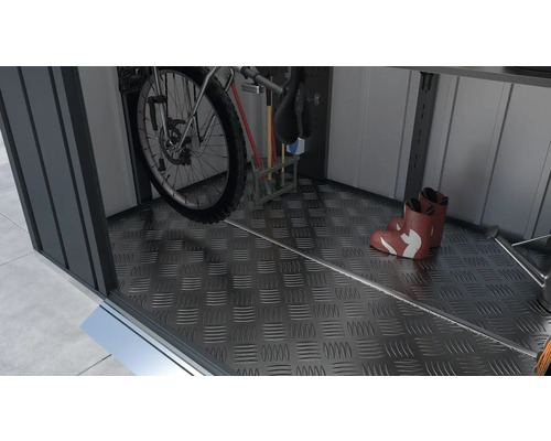 Intérieur d''une remise avec un vélo, des outils de jardinage et des bottes en caoutchouc sur un sol en tôle gaufrée