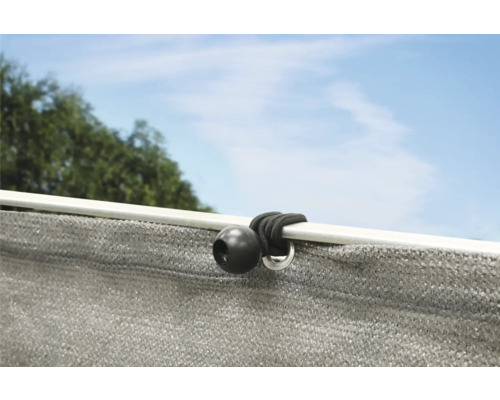 Detailansicht eines Sonnenschutznetzes mit Gummiballbefestigung