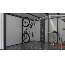 Fahrrad und Gartengeräte in einem Geräteschuppen