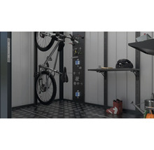 Garage mit Fahrradaufhängung, Werkzeugwand, Regalen und Gartengeräten