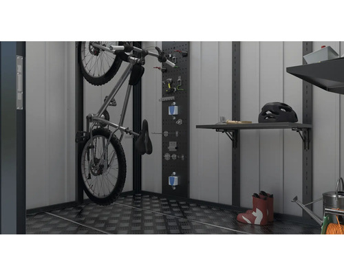 Garage avec support pour vélo, mur d''outils, étagères et outils de jardin
