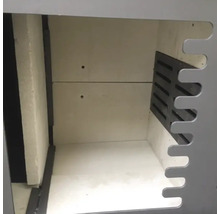 Innenraum eines Ofens mit Feuerraumauskleidung und Rost