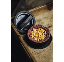 Presse à hamburger Enders avec viande hachée et morceaux de fromage sur une table en bois