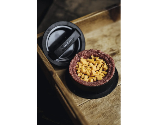 Presse à hamburger Enders avec viande hachée et morceaux de fromage sur une table en bois