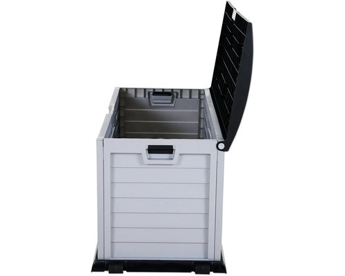 Geöffnete Gartenbox zur Aufbewahrung von Gartengeräten und -möbeln