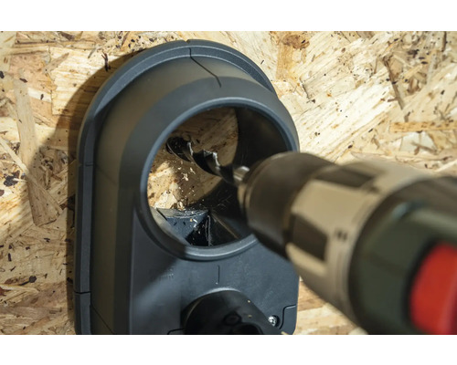 Kernbohrer bohrt Loch in Wand durch Bohrmaschine mit Staubabsaugung