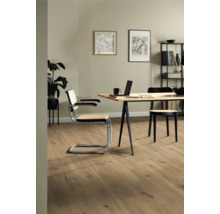 Pièce claire avec parquet, bureau, chaise et étagère