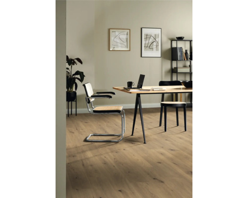 Pièce claire avec parquet, bureau, chaise et étagère