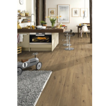 Cuisine moderne avec plancher en bois et îlot de cuisine