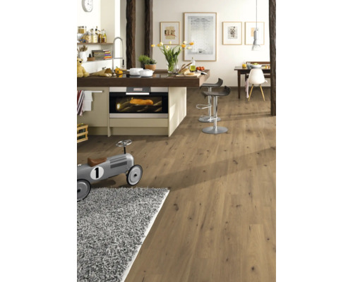 Cuisine moderne avec plancher en bois et îlot de cuisine