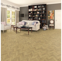 Salon avec canapé, bibliothèque et parquet en chevrons