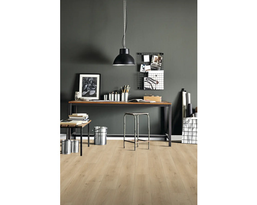 Bureau avec bureau, chaise, suspension et décoration