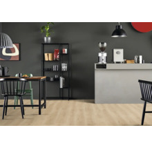 Aménagement intérieur avec table, chaises, étagère et kitchenette