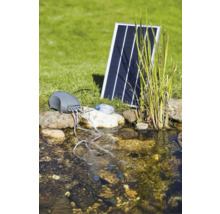 Ensemble d''aérateur de bassin solaire à côté d''un bassin
