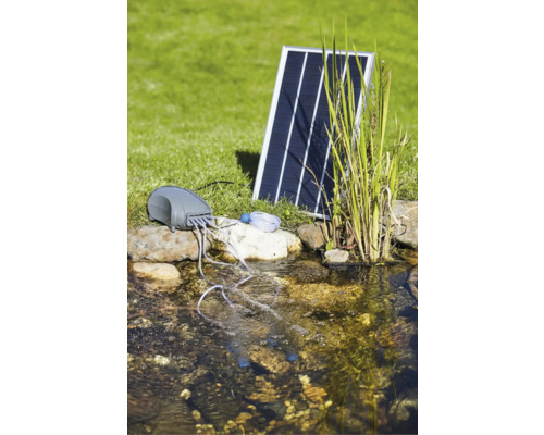 Ensemble d''aérateur de bassin solaire à côté d''un bassin