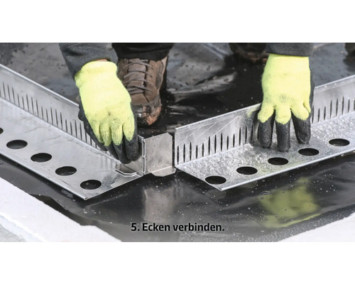 Person verbindet Metallecken eines Dachrinnenbausatzes.