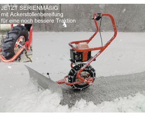 Fraise à neige avec pneus agraires en utilisation