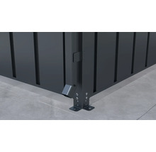 Detailansicht einer Metallzaun-Ecke mit Regenablauf und Bodenbefestigung
