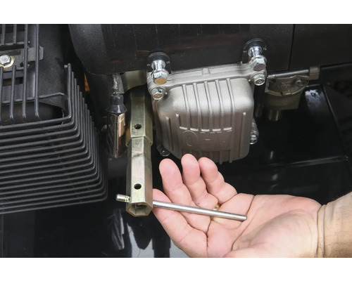 Clé à bougie utilisée sur un moteur