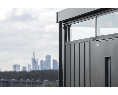 Vue détaillée d''un toit de terrasse avec paroi coulissante et logo Konsta
