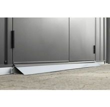 Vue détaillée d''une porte d''armoire à outils avec un joint de protection contre les intempéries
