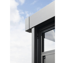 Vue détaillée d''un pavillon avec fenêtre et cadre en aluminium sur fond de ciel bleu