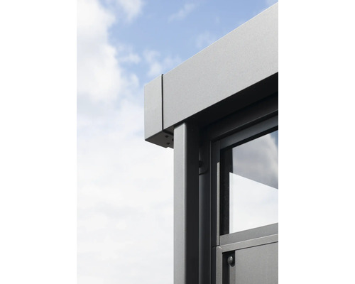 Vue détaillée d''un pavillon avec fenêtre et cadre en aluminium sur fond de ciel bleu