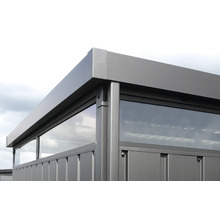 Vue détaillée d''un pavillon avec des inserts en verre et un cadre en aluminium