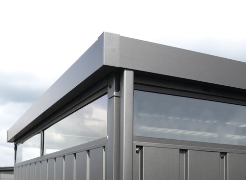 Vue détaillée d''un pavillon avec des inserts en verre et un cadre en aluminium