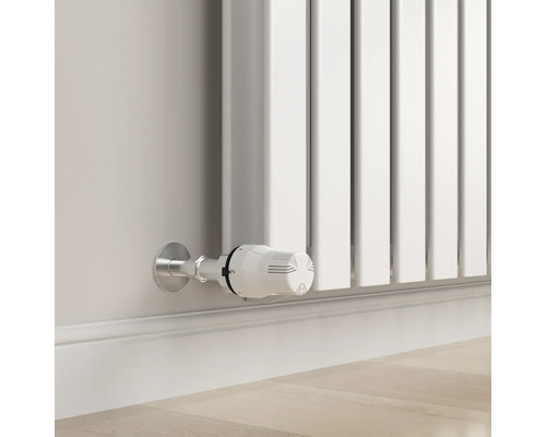 Nahaufnahme eines weißen Heizkörpers mit Thermostat an einer Wand