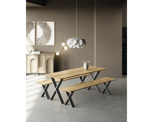 Salle à manger avec table en bois et bancs sur structure métallique, complétée par une suspension et un buffet