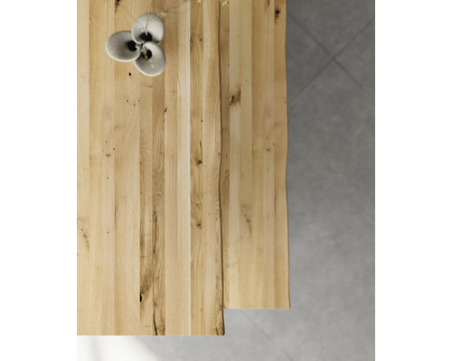 Tischplatte aus Massivholz mit Blumendekoration