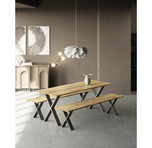 Helles Esszimmer mit Esstisch und zwei Bänken aus Holz mit X-förmigen Metallbeinen, darüber eine moderne Hängelampe.
