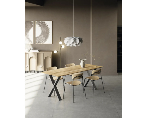 Salle à manger avec table en bois, chaises et suspension