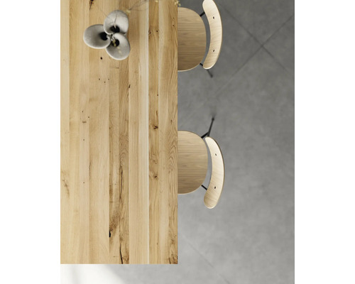 Vue de dessus d''une table en bois et de deux chaises