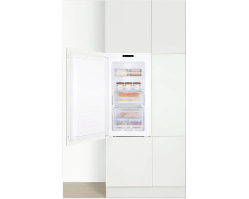Congélateur intégrable avec porte ouverte et aliments congelés