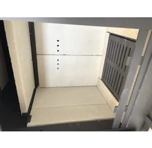 Innenraum eines Kamins mit Feuerraumauskleidung und Zuluftklappe