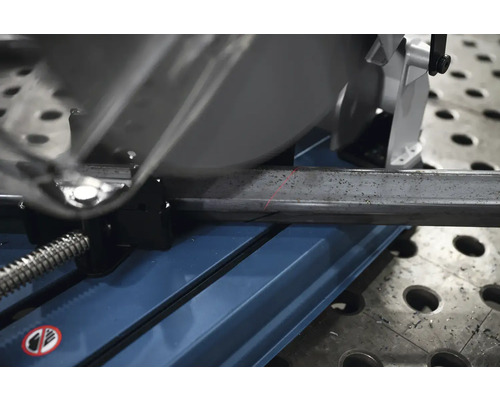 Metalltrennschleifer beim Schneiden eines Metallprofils