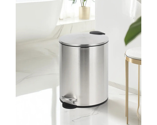 Treteimer aus Edelstahl im Badezimmer